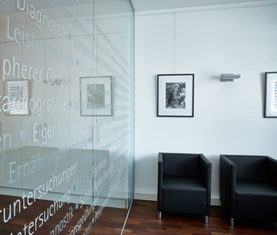 Wartebereich mit Sesseln